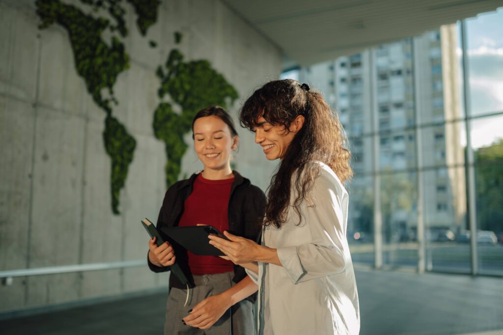 colaboracion- dos mujeres lideres regeneradores latinoamerica